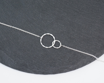 Stříbrný náramek Strukturované kroužky B