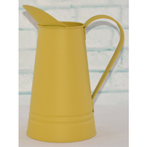 Váza kovová ve žluté barvě.