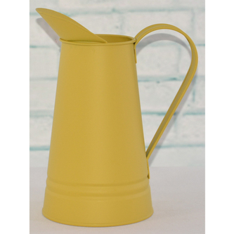 Váza kovová ve žluté barvě.