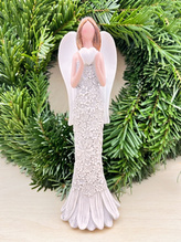 Soška anděla - šedé květinové šaty, držící bílé srdce - 19 cm