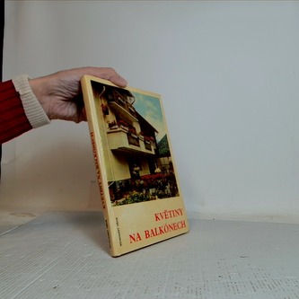 Květiny na balkónech