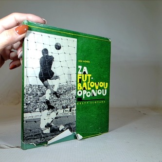 Za futbalovou oponou