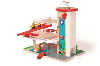 Garaż drewniany z windą i ze zjeżdżalnią Garaż drewniany z windą i ze zjeżdżalnią