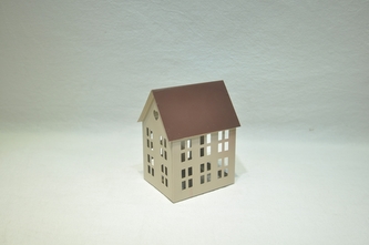 Kovový svícen domek béžový 13x10,5x8 cm