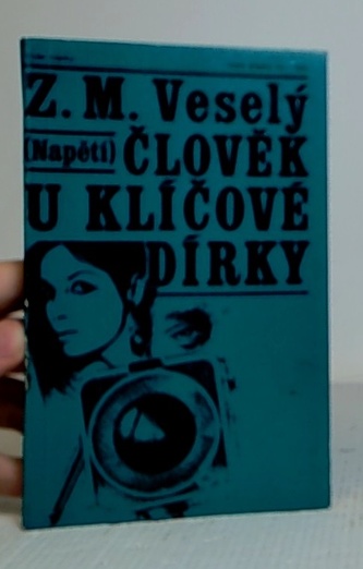 Člověk u klíčové dírky