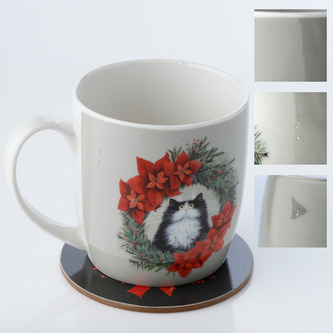 Set porcelánový hrnek & podtácek Kočka a vánoční věnec, design Kim Haskins