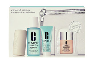 Clinique Anti-Blemish Solutions čisticí pleťové mýdlo 50 g + čisticí pleťová voda 60 ml + pleťová péče 15 ml + makeup 1,5 ml + taštička