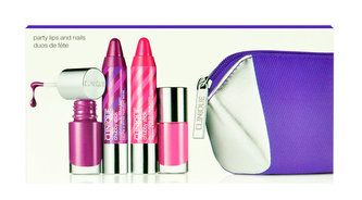 Clinique Chubby Stick Chubby Stick 1,2 g + Chubby Stick 1,2 g 16 Voluptuous Violet + A Different Nail Enamel 4 ml Hi Sweetie + A Different Nail Enamel 4 ml Hot Date + Bag