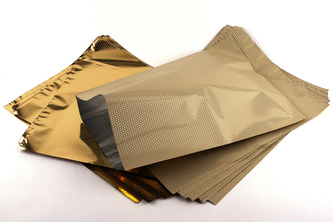 Sáček polypropylenový metalizovaný s potiskem 35 x 50cm 50ks zlatá/sv. krémová