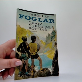 Chata v jezerní kotlině