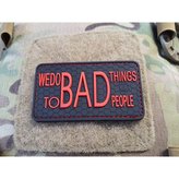 Nášivka WE DO BAD THINGS plast ČERNÁ/ČERVENÁ