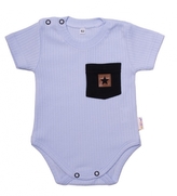 Bavlněné žebrované body s kapsičkou, kr. rukáv, Summer Boy - sv. modré; 56 (1-2m)