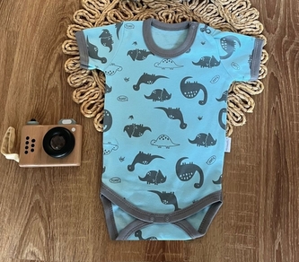 Kojenecké body, kr. rukáv Mamatti, zap. u krku, Dino park - modré s potiskem; 68 (3-6m)