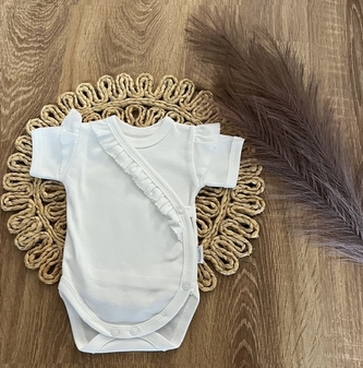 Kojenecké body, kr. rukáv Mamatti, zap. bokem, Puntík - bílé s volánky, vel. 62; 62 (2-3m)