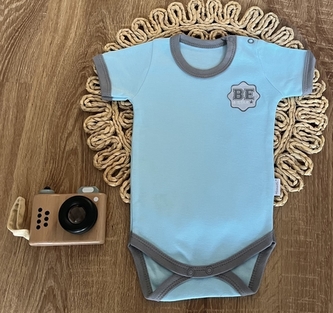 Dětské body, kr. rukáv Mamatti, zap. u krku, Dino park - modré, vel. 86; 86 (12-18m)