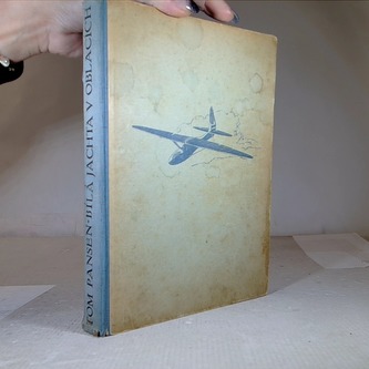 Bílá jachta v oblacích