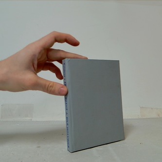 Případ černé a bílé holubice