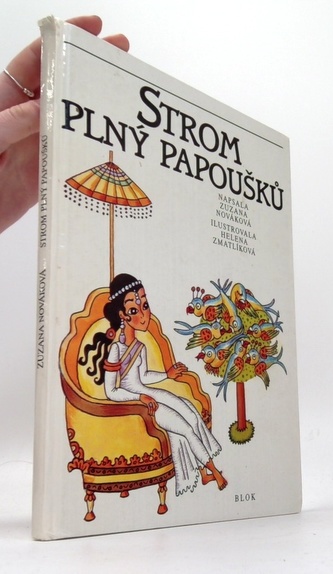 Strom plný papoušků