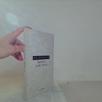 Básnický bydlí člověk