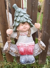 Holčička na houpačce lístková čapka