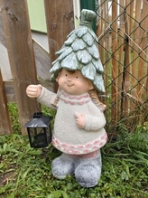 Holčička s lucernou lístková čepice