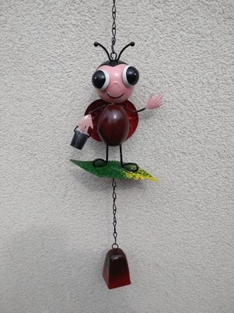 Beruška se zvonkem kov závěs