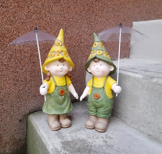 Děti s deštníkem střední