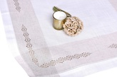 Ubrus celoroční, Elegantní hnědý ornament vyšívaný, bílo béžový 85 x 85 cm
