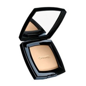 Chanel Kompaktní pudr pro přirozeně matný vzhled Poudre Universelle Compacte (Natural Finish Pressed Powder) 15 g Kompaktní pudr pro přirozeně matný vzhled Poudre Universelle Compacte (Natural Finish Pressed Powder) 15 g - Odstín 40 Doré - Transluscent 3