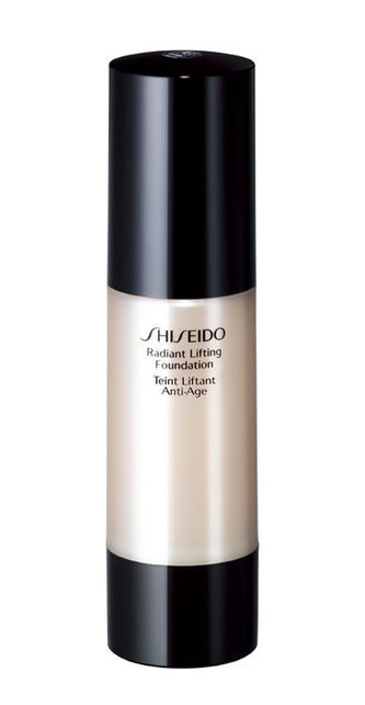 Shiseido Rozjasňující liftingový make-up (Radiant Lifting Foundation) 30 ml Rozjasňující liftingový make-up (Radiant Lifting Foundation) 30 ml - Odstín I20 Natural Light Ivory woman