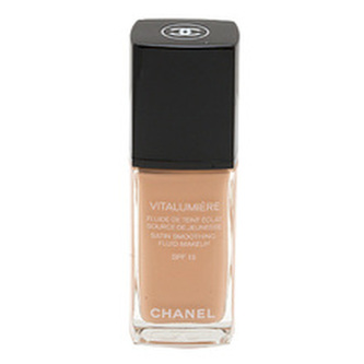 Chanel Make-up pro mladší a odpočatý vzhled Vitalumiére (Satin Smoothing Fluid Make-up SPF 15) 30 ml Make-up pro mladší a odpočatý vzhled Vitalumiére (Satin Smoothing Fluid Make-up SPF 15) 30 ml - Odstín 50 Naturel woman