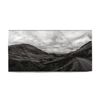 Ručník Černobílé údolí: 70x140 cm Ručník Černobílé údolí: 70x140 cm