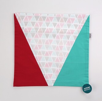 DEKORATIVNÍ POVLAK NA POLŠTÁŘ 40X40CM TROJÚHELNÍKY DEKORACE I