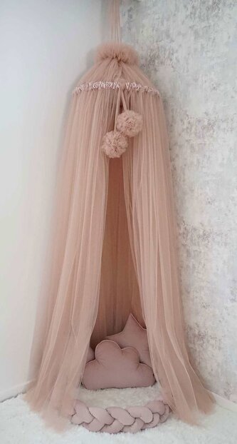 Závěsný stropní luxusní baldachýn s bambulkami-nebesa Belisima nude