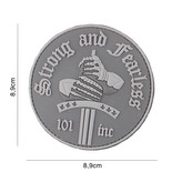 Gumová nášivka 101 Inc nápis Strong and Fearless - šedá