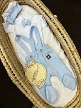 Souprava Gentleman 3D, body kr. rukáv, polodupačky s láclem, čepička, modrá/bílá, 62; 62 (2-3m)