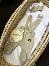 Bavlněná souprava Gentleman 3D, body kr. rukáv, polodupačky s láclem, čepička, béžová/bílá; 56 (1-2m)