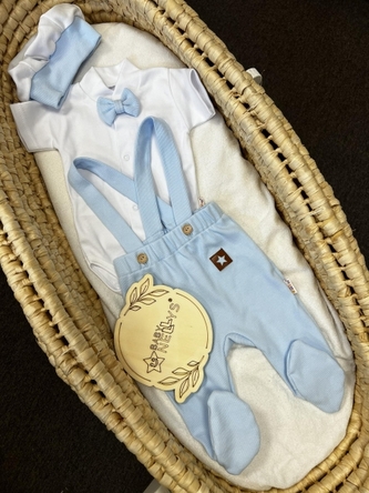 Bavlněná souprava Gentleman 3D, body kr. rukáv, polodupačky s láclem + čepička, modrá/bílá; 56 (1-2m)