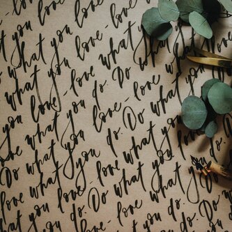 Balicí papír Písmo velký tmavý - 3 ks