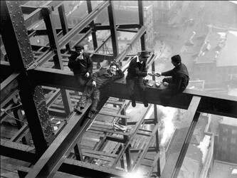 Umělecký tisk Workers eating lunch atop beam 1925, 80 × 60 cm