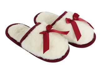 Australské meríno pantofle 520g/m2 - bílý beránek/červená stuha - velikost 41-42