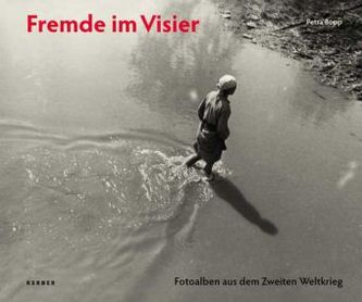 Fremde im Visier: Foto-Alben aus dem Zweiten Weltkrieg