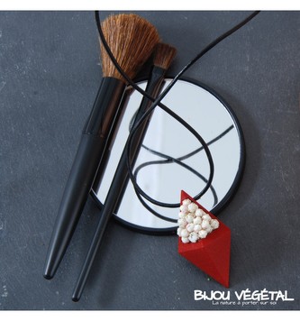 Živé šperky - Náhrdelník Diamant červený s trvalými bílými květy