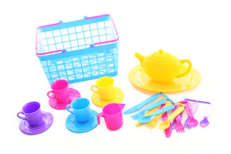 Košík s čajovým servisem