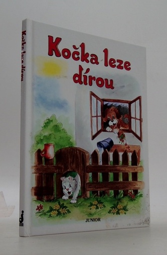 Kočka leze dírou