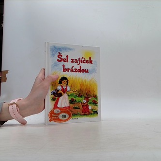 Šel zajíček brázdou