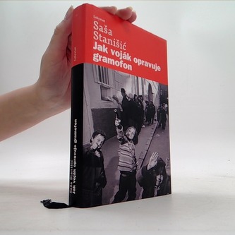 Jak voják opravuje gramofon