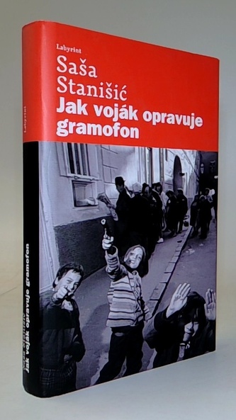 Jak voják opravuje gramofon