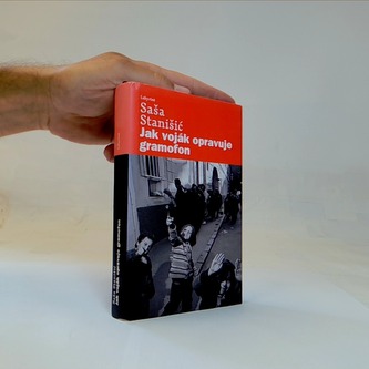 Jak voják opravuje gramofon