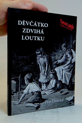 Děvčátko zdvihá loutku